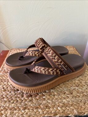 Kuailu brown tan orthotic flip flops size 9 like new